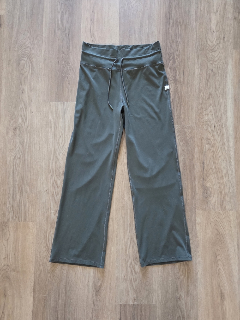 Vuori Wmns Daily Wideleg Pant L Oregano Athleisure Yoga Athletic Vacation Casual - Picture 2 of 8